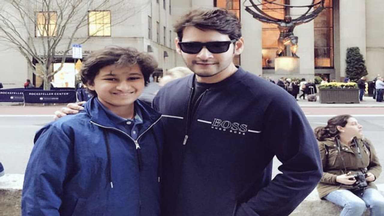 తప్పులో కాలేసిన హీరో మహేష్ బాబు తప్పులో కాలేసిన హీరో మహేష్ బాబు