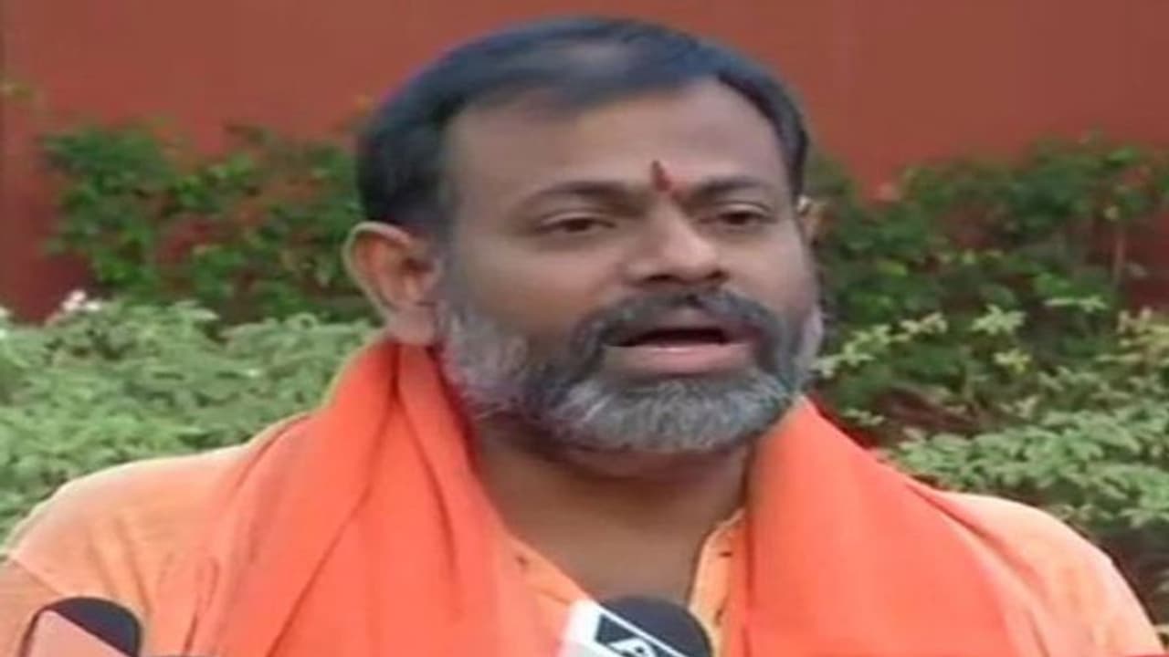 ఆ పని చేస్తే కేసీఆర్ కాళ్లు మొక్కుతా: పరిపూర్ణానంద సరస్వతి