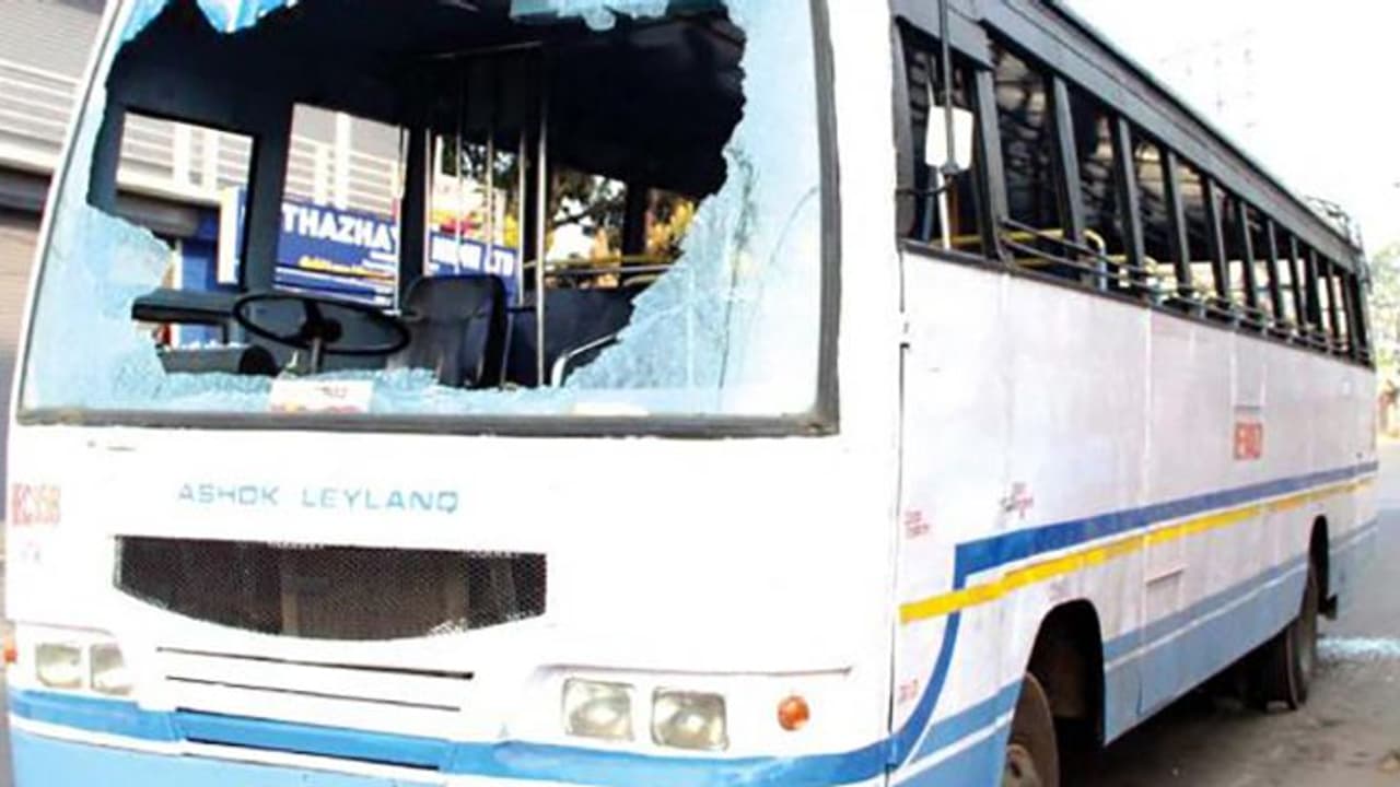 കെ.എസ്.ആർ.ടി.സി ബസുകൾക്ക് നേരെ കല്ലേറ് കെ.എസ്.ആർ.ടി.സി ബസുകൾക്ക് നേരെ കല്ലേറ്