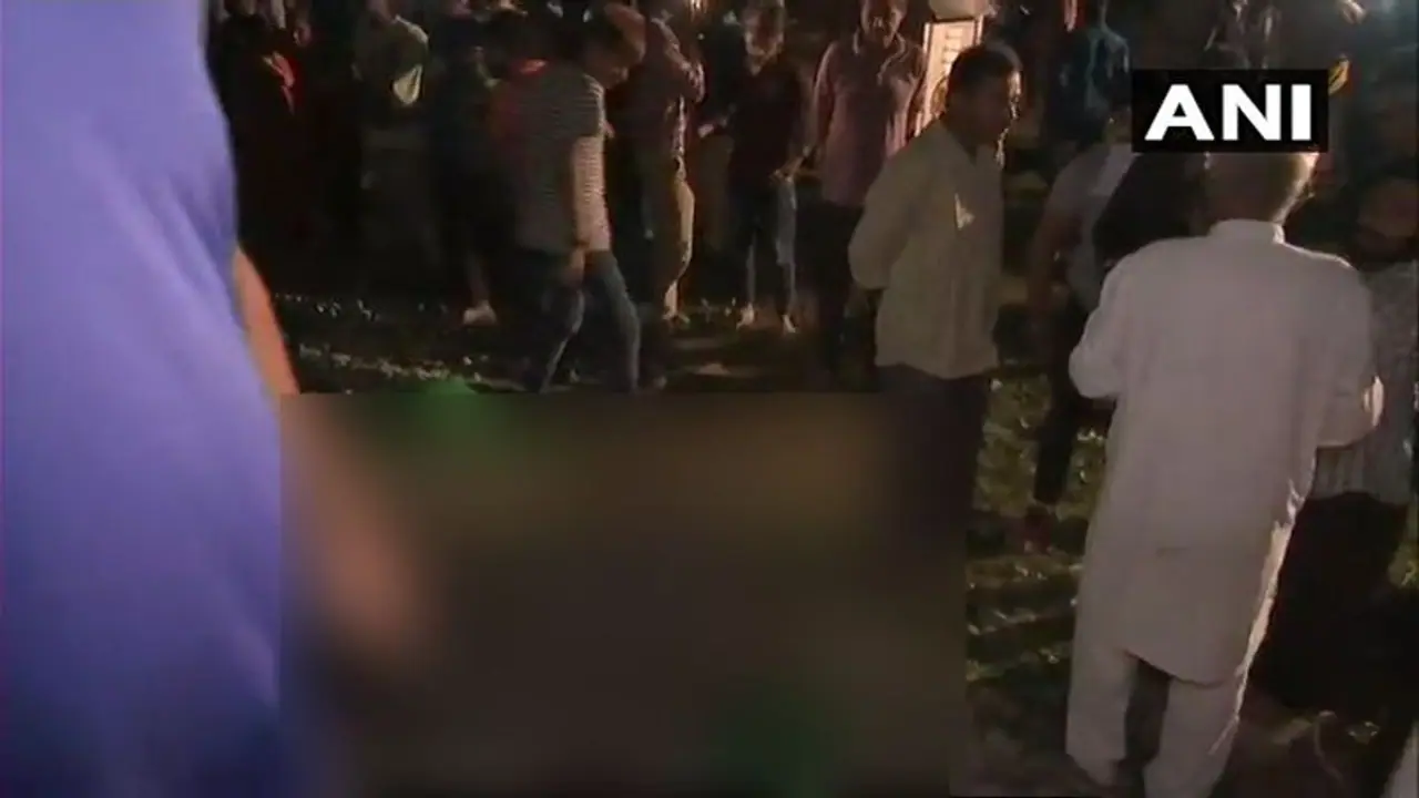 ರಾವಣ ದಹನದ ವೇಳೆ ಜನರ ಮೇಲೆ ಹರಿದ ರೈಲು: 50 ಸಾವು! ರಾವಣ ದಹನದ ವೇಳೆ ಜನರ ಮೇಲೆ ಹರಿದ ರೈಲು: 50 ಸಾವು!