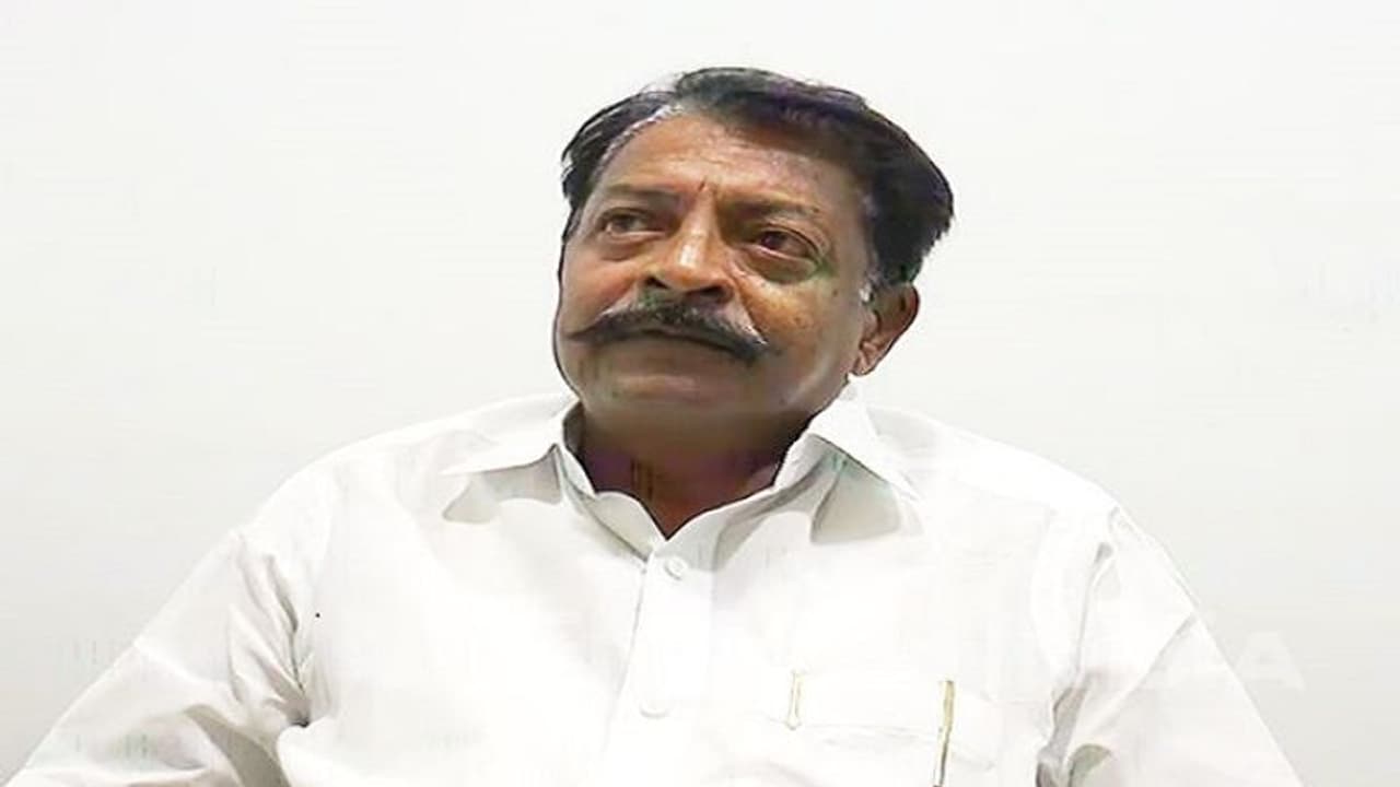 ಖದರ್ ತೊರಿಸಿದ ಮಾಜಿ ಶಾಸಕನಿಗೆ ತಕ್ಕ ಶಾಸ್ತಿ ಮಾಡಿದ ಪೊಲೀಸ್ ಖದರ್ ತೊರಿಸಿದ ಮಾಜಿ ಶಾಸಕನಿಗೆ ತಕ್ಕ ಶಾಸ್ತಿ ಮಾಡಿದ ಪೊಲೀಸ್