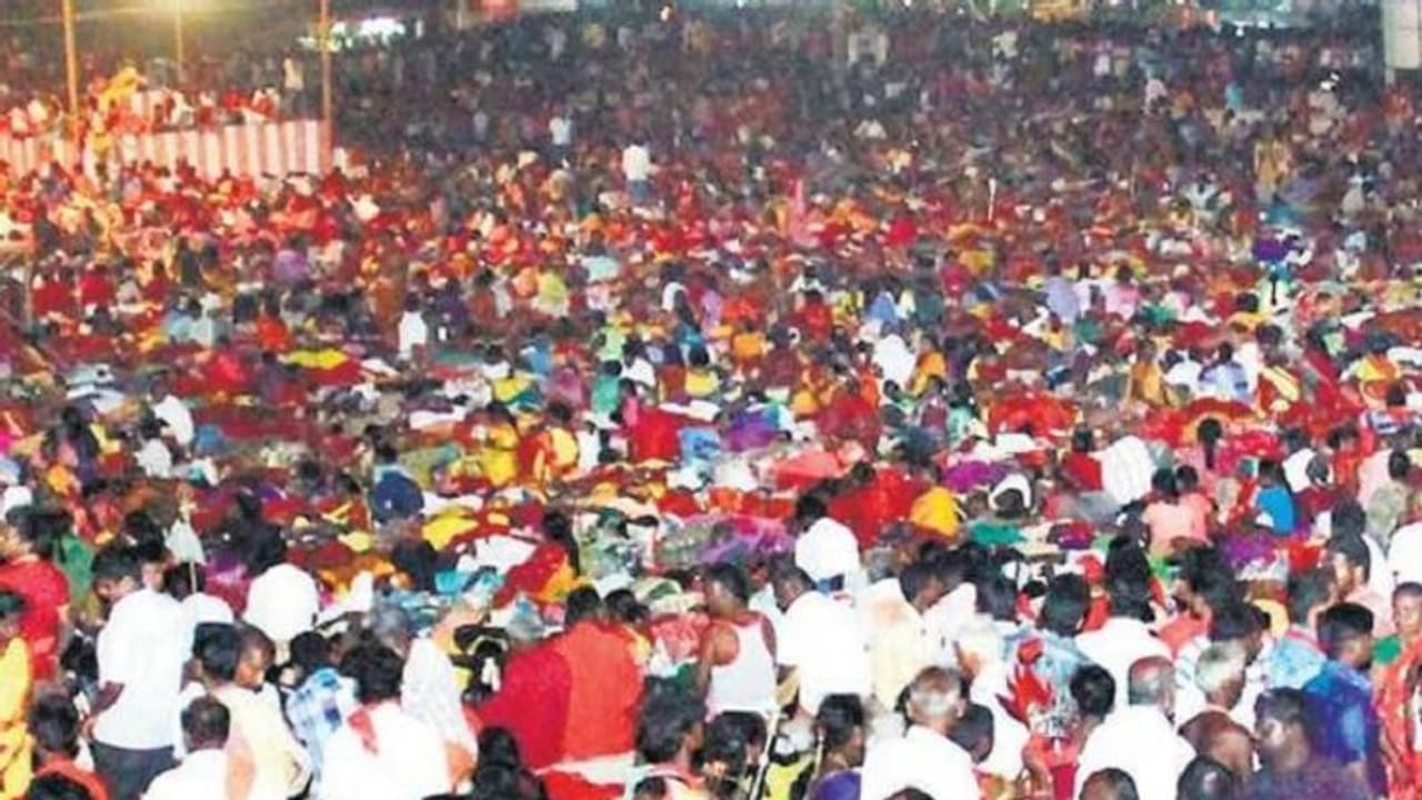 தசரா விழாவால் குலுங்கிய குலசேகரபட்டினம்…. 6 லட்சம் கொண்டாடிய முத்தாரம்மன் கோவில் சூரம்சம்ஹாரம் !! தசரா விழாவால் குலுங்கிய குலசேகரபட்டினம்…. 6 லட்சம் கொண்டாடிய முத்தாரம்மன் கோவில் சூரம்சம்ஹாரம் !!