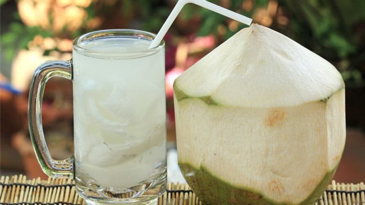 കരിക്കിൻ വെള്ളം കുടിച്ചാലുള്ള 7 ഗുണങ്ങൾ കരിക്കിൻ വെള്ളം കുടിച്ചാലുള്ള 7 ഗുണങ്ങൾ