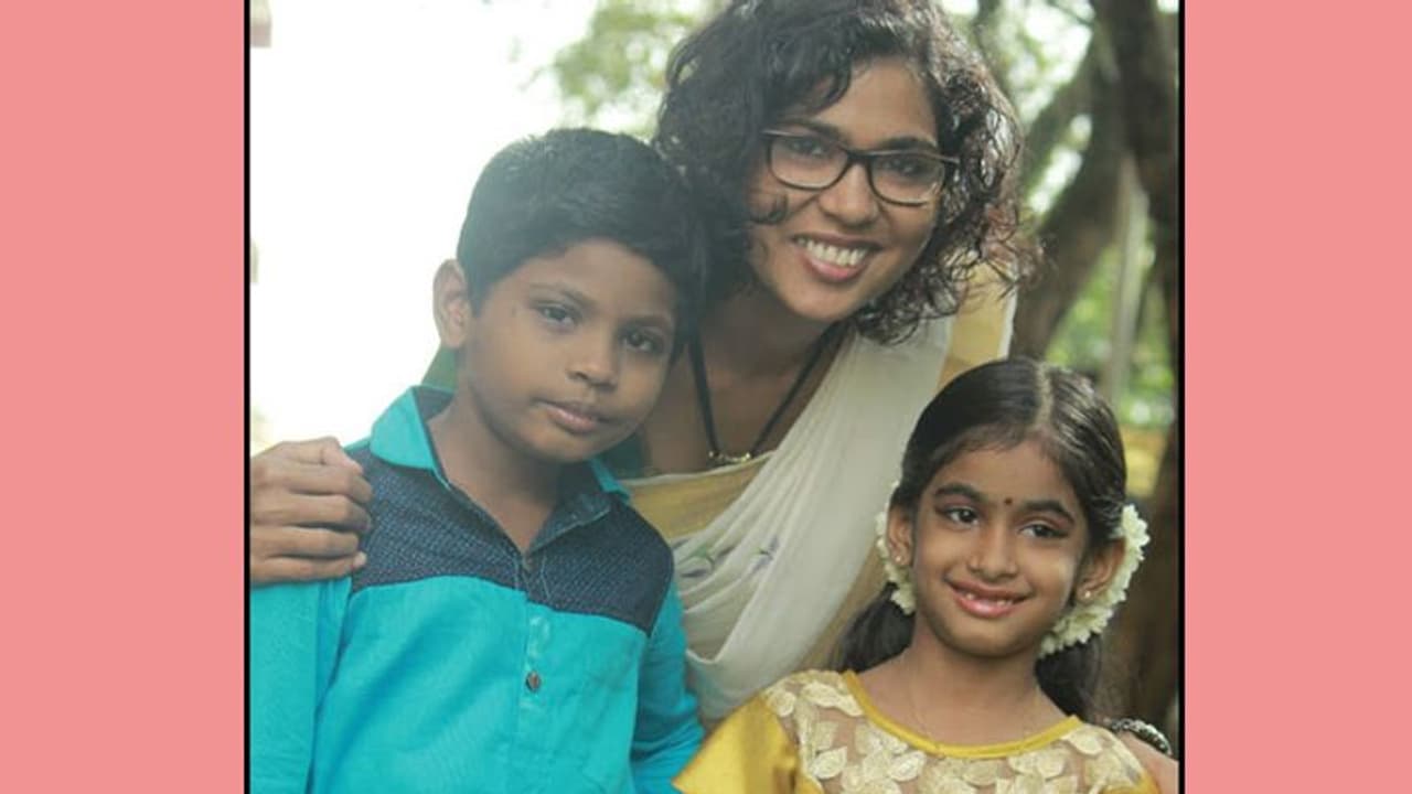 নগ্ন বুকে রঙ লাগাচ্ছে দুই সন্তান, ভিডিও পোস্ট করে বিপাকে শবরিমালা আন্দোলনের ফতিমা, দেখুন নগ্ন বুকে রঙ লাগাচ্ছে দুই সন্তান, ভিডিও পোস্ট করে বিপাকে শবরিমালা আন্দোলনের ফতিমা, দেখুন