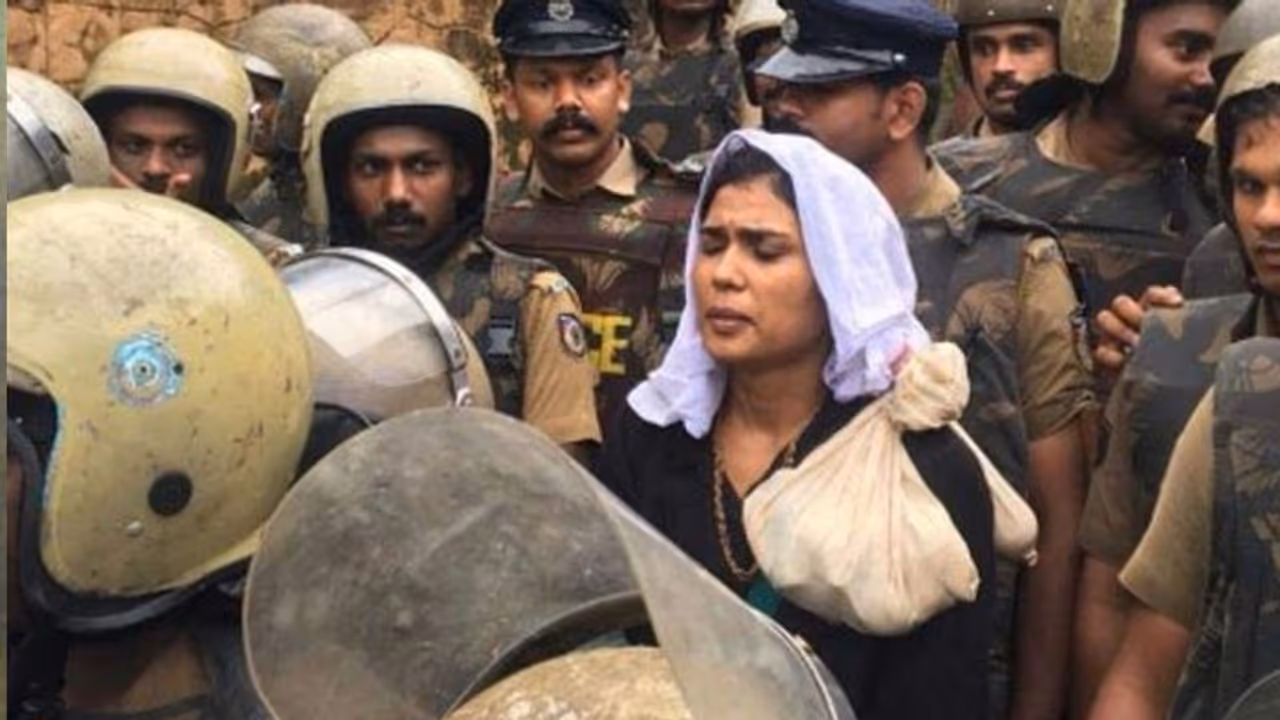 അറസ്റ്റിന് പിന്നാലെ രഹ്ന ഫാത്തിമയ്ക്ക് സസ്പെന്‍ഷന്‍