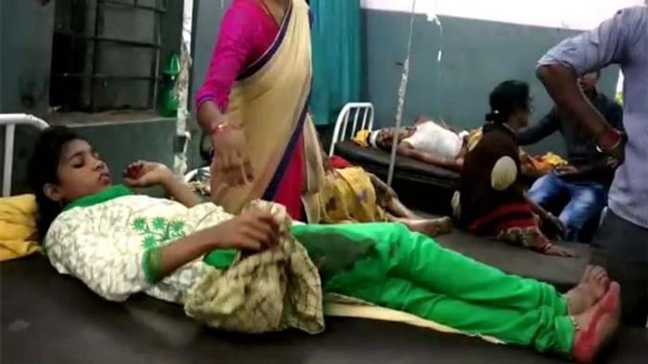 దసరా వేడుకల్లో బ్లేడ్ బ్యాచ్ వీరంగం: అమ్మాయిల కింది భాగమే టార్గెట్ గా.... దసరా వేడుకల్లో బ్లేడ్ బ్యాచ్ వీరంగం: అమ్మాయిల కింది భాగమే టార్గెట్ గా....