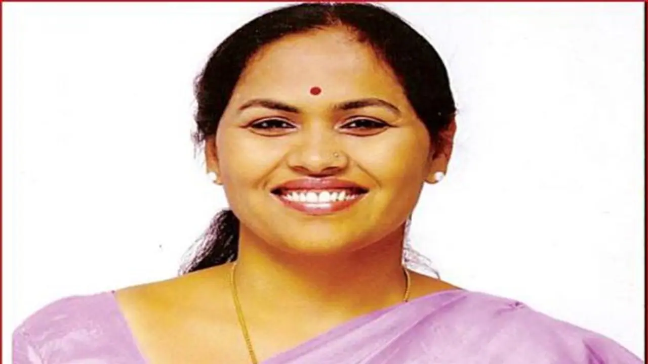 ಚಾಮುಂಡಿ ಬೆಟ್ಟದಲ್ಲಿ ಹರಕೆ ಹೊತ್ತ ಸಚಿವೆ ಶೋಭಾ ಚಾಮುಂಡಿ ಬೆಟ್ಟದಲ್ಲಿ ಹರಕೆ ಹೊತ್ತ ಸಚಿವೆ ಶೋಭಾ