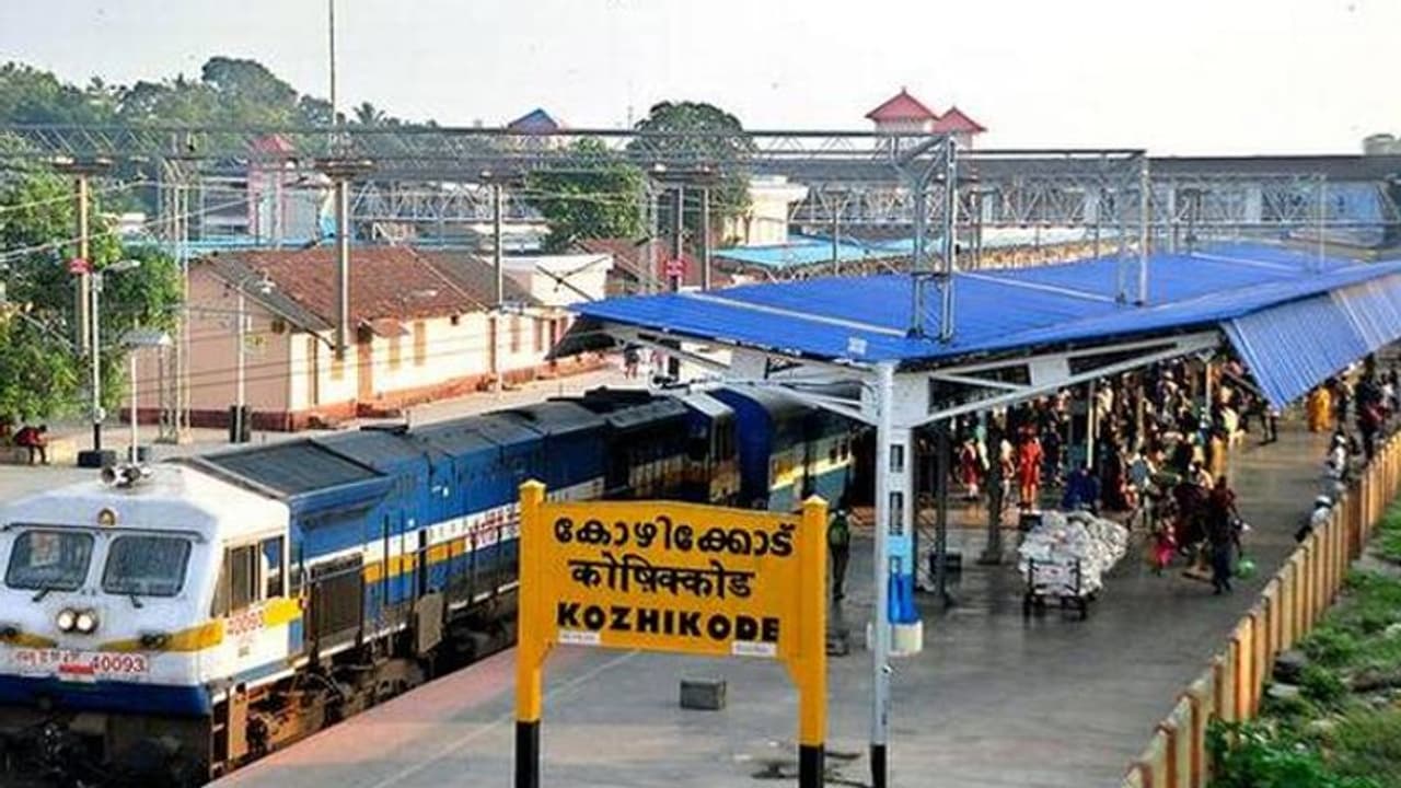 കോഴിക്കോട് റെയില്വേ സ്റ്റേഷനില് നിന്ന് 320 കിലോ നിരോധിത പുകയില പിടികൂടി കോഴിക്കോട് റെയില്വേ സ്റ്റേഷനില് നിന്ന് 320 കിലോ നിരോധിത പുകയില പിടികൂടി