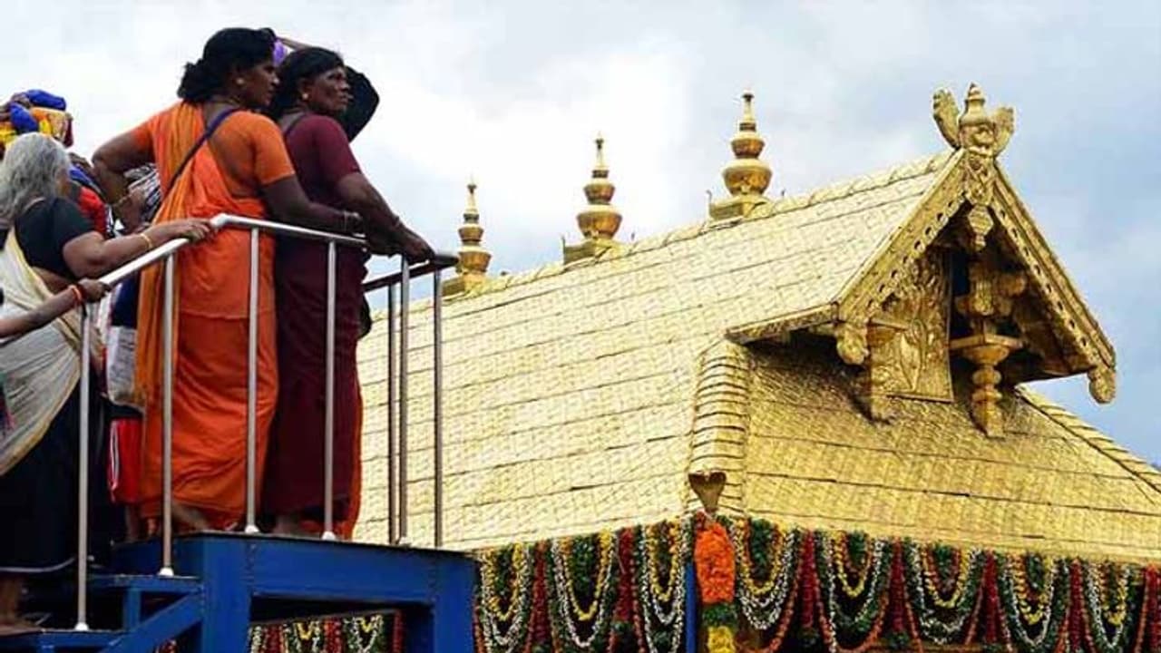 శబరిమల.. ఐదుగురు తెలంగాణ మహిళలను అడ్డుకున్న ఆందోళనకారులు శబరిమల.. ఐదుగురు తెలంగాణ మహిళలను అడ్డుకున్న ఆందోళనకారులు