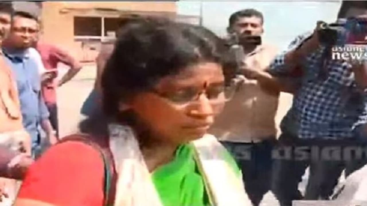 മലകയറാനെത്തിയ സ്ത്രീയെ തടഞ്ഞു; പമ്പയില് വീണ്ടും പ്രതിഷേധം; ഇന്ന് തടഞ്ഞത് 4 പേരെ മലകയറാനെത്തിയ സ്ത്രീയെ തടഞ്ഞു; പമ്പയില് വീണ്ടും പ്രതിഷേധം; ഇന്ന് തടഞ്ഞത് 4 പേരെ