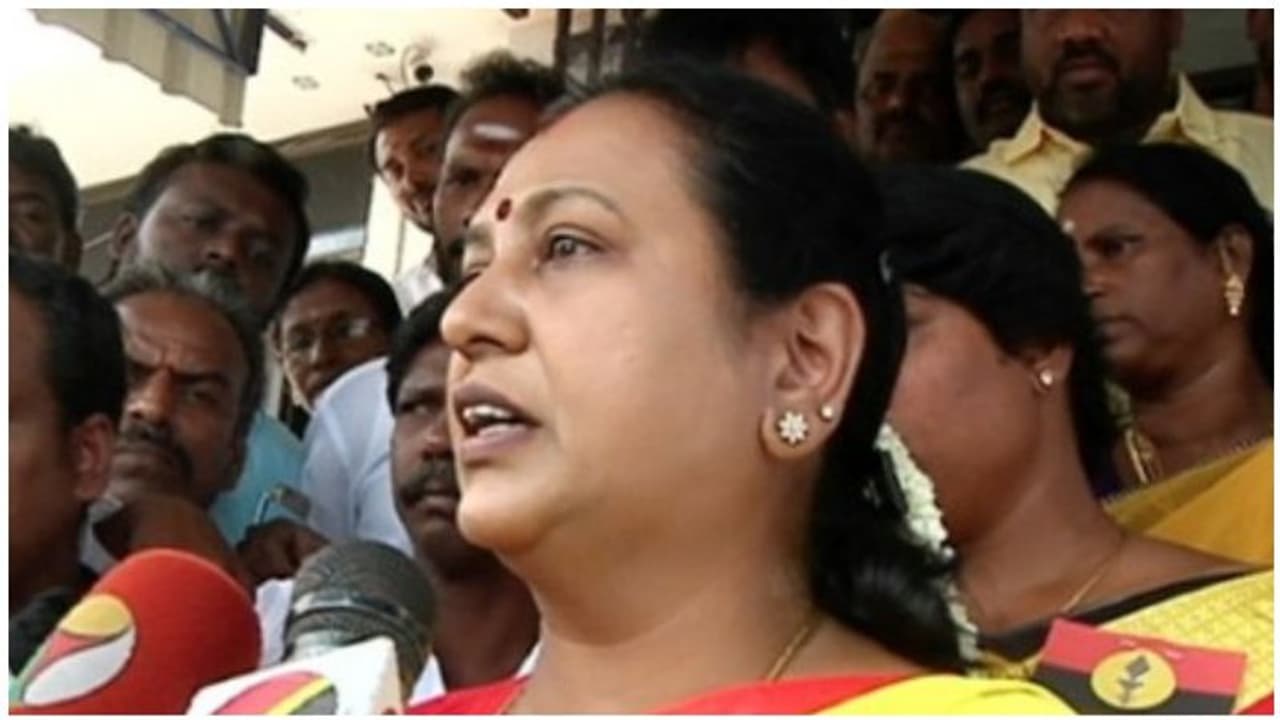 யாரும் கண்டு கொள்ளாத திண்டுக்கல்! நேரில் சென்று வாரி வழங்கிய பிரேமலதா! கண்கலங்கிய மக்கள்! யாரும் கண்டு கொள்ளாத திண்டுக்கல்! நேரில் சென்று வாரி வழங்கிய பிரேமலதா! கண்கலங்கிய மக்கள்!