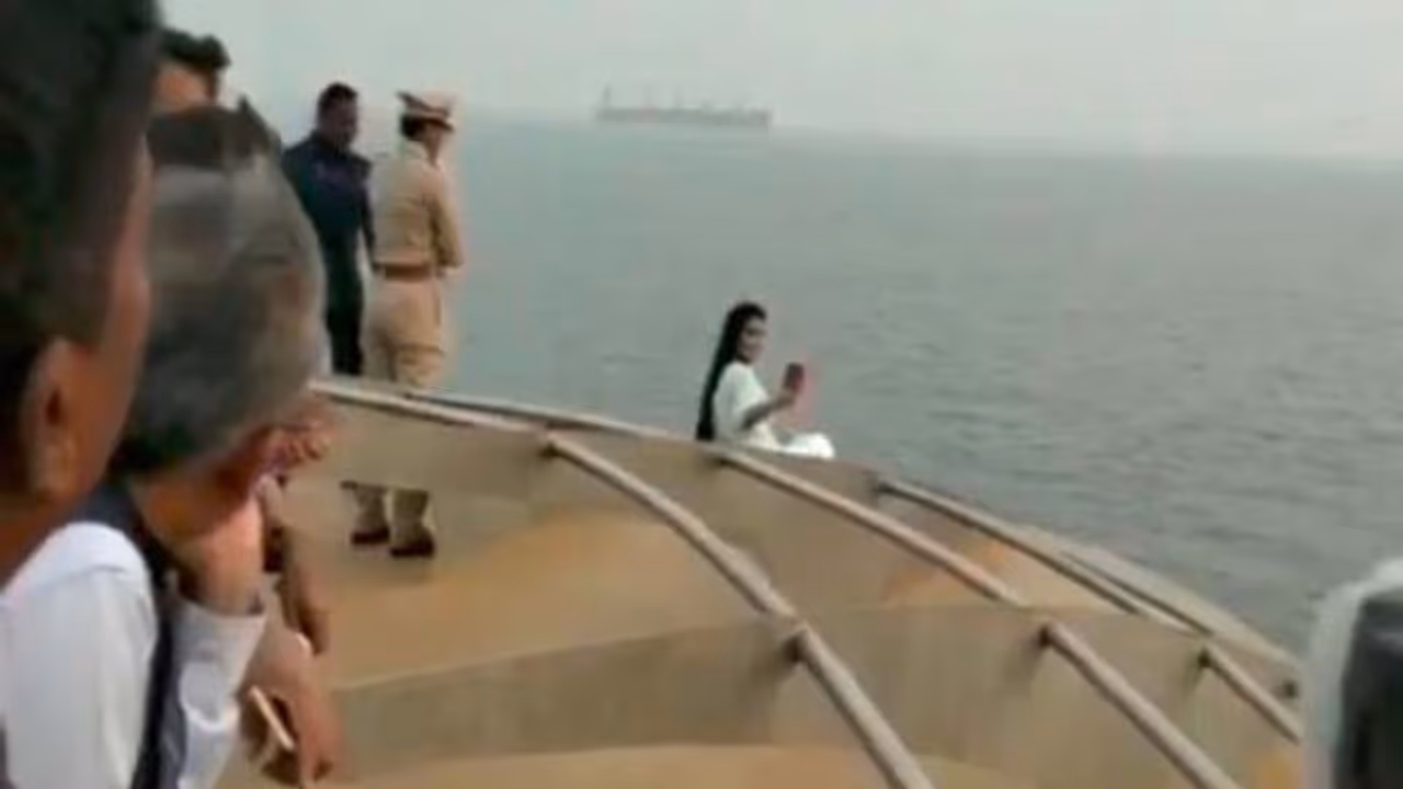 సెల్ఫీ కోసం రూల్స్ బ్రేక్ చేసిన సీఎం భార్య సెల్ఫీ కోసం రూల్స్ బ్రేక్ చేసిన సీఎం భార్య