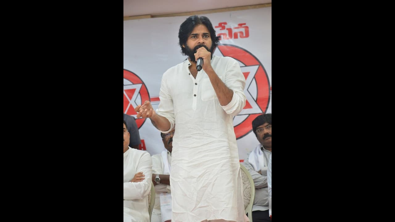 జగన్ పై దాడి: చంద్రబాబు వ్యాఖ్యలపై పవన్ కల్యాణ్ ఫైర్ జగన్ పై దాడి: చంద్రబాబు వ్యాఖ్యలపై పవన్ కల్యాణ్ ఫైర్