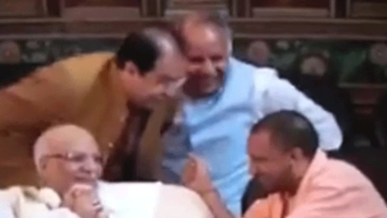 ಎನ್.ಡಿ.ತಿವಾರಿ ಅಂತಿಮ ಸಂಸ್ಕಾರದ ವೇಳೆ ನಕ್ಕ ಆದಿತ್ಯನಾಥ್ ಎನ್.ಡಿ.ತಿವಾರಿ ಅಂತಿಮ ಸಂಸ್ಕಾರದ ವೇಳೆ ನಕ್ಕ ಆದಿತ್ಯನಾಥ್