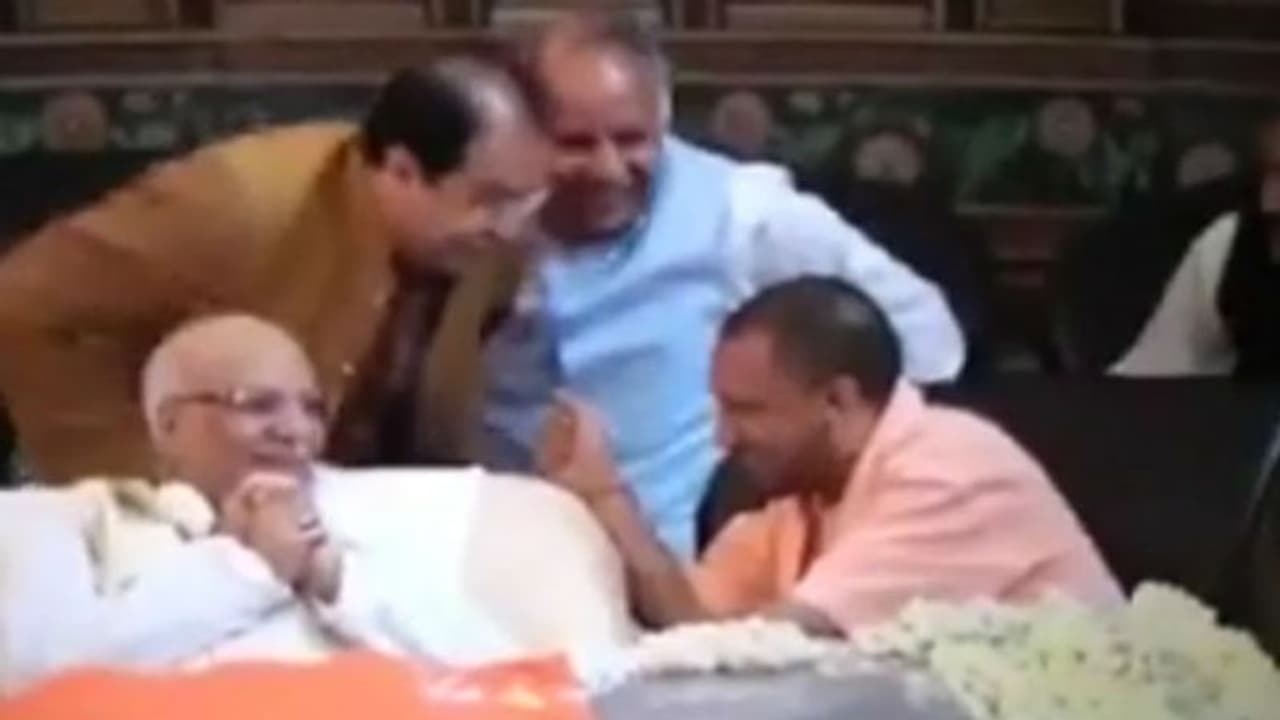 കോണ്ഗ്രസ് നേതാവിന്റെ മൃതദേഹത്തിന് സമീപം പൊട്ടിച്ചിരിച്ച് യോഗി ആദിത്യനാഥ്; ഉത്തരം മുട്ടി ബിജെപി കോണ്ഗ്രസ് നേതാവിന്റെ മൃതദേഹത്തിന് സമീപം പൊട്ടിച്ചിരിച്ച് യോഗി ആദിത്യനാഥ്; ഉത്തരം മുട്ടി ബിജെപി