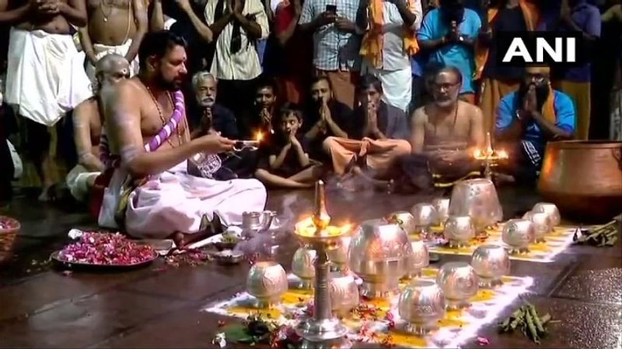 ഞങ്ങള് കൂലിക്കാരല്ല, അനുഷ്ഠാനങ്ങളുടെ അവസാനവാക്കാണ്; മുഖ്യമന്ത്രിയ്ക്കെതിരെ ക്ഷേത്രം തന്ത്രിമാര് ഞങ്ങള് കൂലിക്കാരല്ല, അനുഷ്ഠാനങ്ങളുടെ അവസാനവാക്കാണ്; മുഖ്യമന്ത്രിയ്ക്കെതിരെ ക്ഷേത്രം തന്ത്രിമാര്