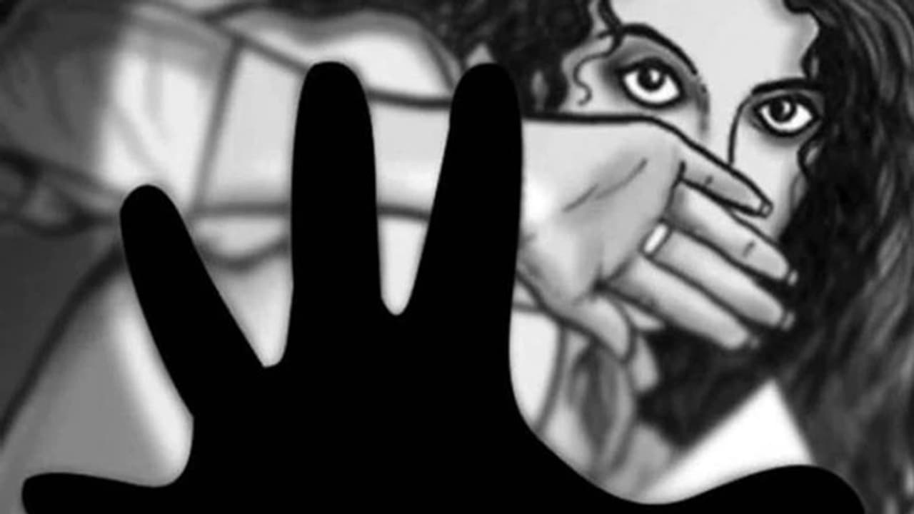 യുവതിയെ ക്രൂരമായി ബലാത്സംഗം ചെയ്തു, സ്വകാര്യഭാഗത്ത് ഇരുമ്പ് ദണ്ഡ് കയറ്റി; ബന്ധു അറസ്റ്റില് യുവതിയെ ക്രൂരമായി ബലാത്സംഗം ചെയ്തു, സ്വകാര്യഭാഗത്ത് ഇരുമ്പ് ദണ്ഡ് കയറ്റി; ബന്ധു അറസ്റ്റില്