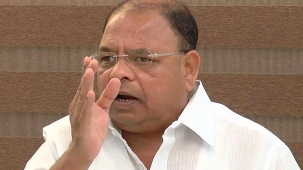 முதன் முறை ஜெயலலிதாவுக்காக பதவி விலகினார்.. இரண்டாம் முறை டிடிவிக்காக பதவி இழந்தார்... வெற்றிவேலின் அரசியல்! முதன் முறை ஜெயலலிதாவுக்காக பதவி விலகினார்.. இரண்டாம் முறை டிடிவிக்காக பதவி இழந்தார்... வெற்றிவேலின் அரசியல்!