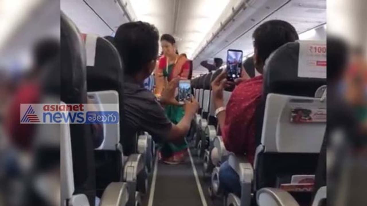 గగనసీమలో బతుకమ్మ సంబురం (వీడియో)