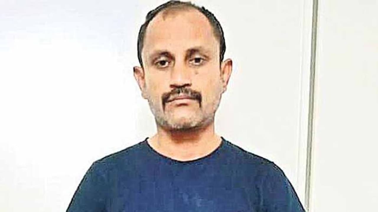 ఎంపీలు, ఎమ్మెల్యేలను ముంచేస్తాడు.. బాధితుల్లో వీహెచ్, దేవేందర్గౌడ్, పాల్వాయి ఎంపీలు, ఎమ్మెల్యేలను ముంచేస్తాడు.. బాధితుల్లో వీహెచ్, దేవేందర్గౌడ్, పాల్వాయి