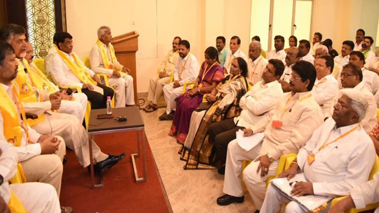 ప్రజా కూటమి సర్దుబాటు: టీడీపి పోటీ చేసే స్థానాలు ఇవే... ప్రజా కూటమి సర్దుబాటు: టీడీపి పోటీ చేసే స్థానాలు ఇవే...