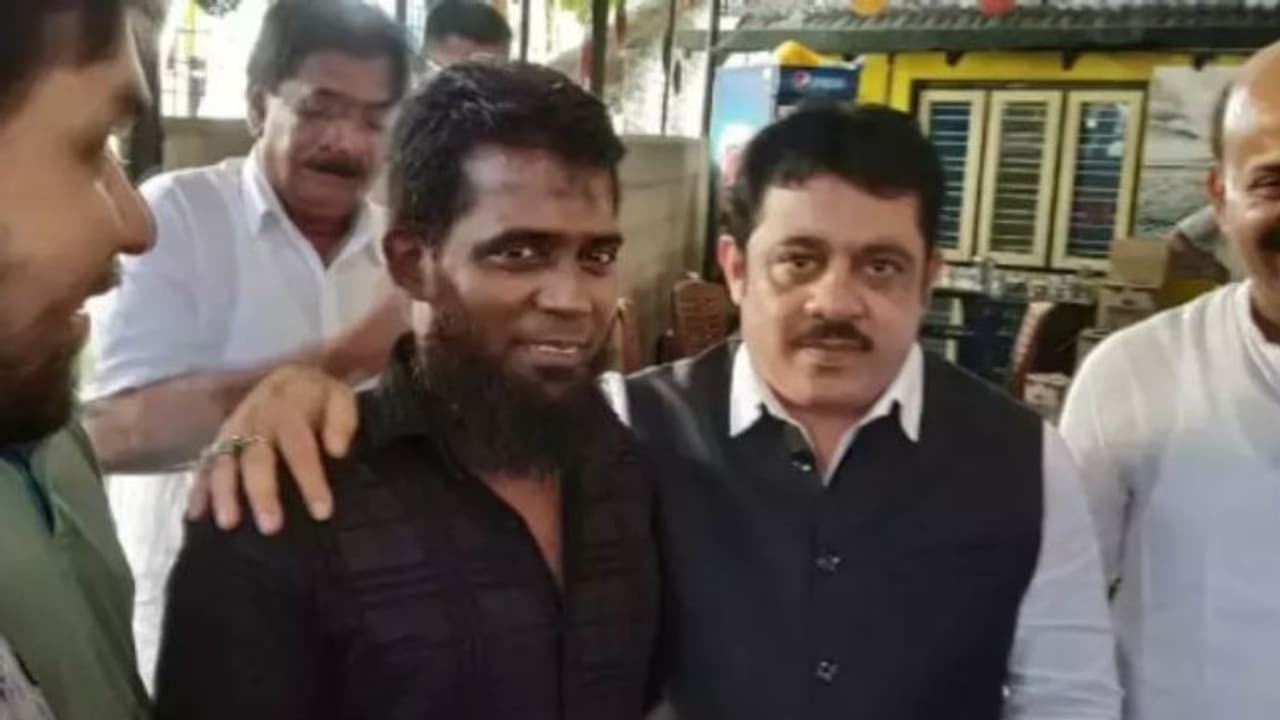 മീന് കറി ഇഷ്ടപ്പെട്ടു; ഹോട്ടല് പാചകക്കാരന് മന്ത്രി നല്കിയത് 25,000 രൂപ ടിപ്പും, സര്പ്രൈസ് സമ്മാനവും മീന് കറി ഇഷ്ടപ്പെട്ടു; ഹോട്ടല് പാചകക്കാരന് മന്ത്രി നല്കിയത് 25,000 രൂപ ടിപ്പും, സര്പ്രൈസ് സമ്മാനവും