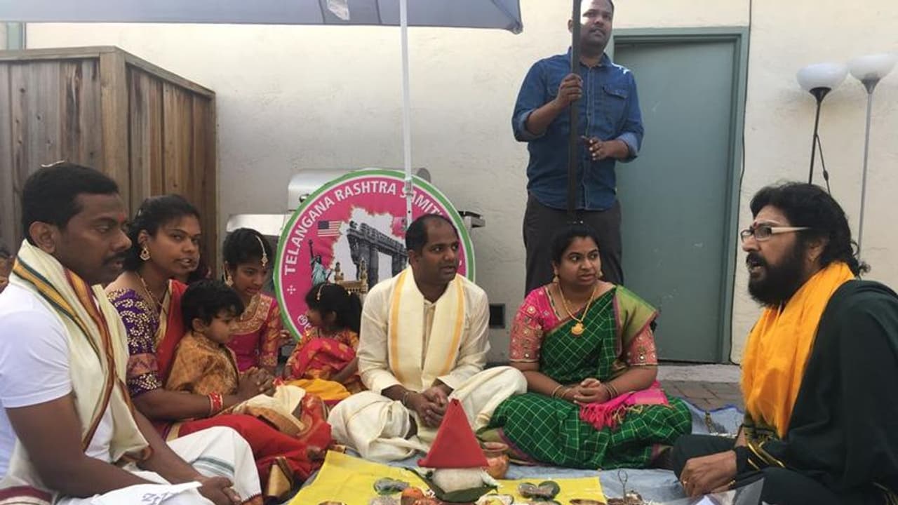 టీఆర్ఎస్ లో చేరిన 300మంది ఎన్ఆర్ఐలు...ఘనంగా దుర్గా పూజ (వీడియో) టీఆర్ఎస్ లో చేరిన 300మంది ఎన్ఆర్ఐలు...ఘనంగా దుర్గా పూజ (వీడియో)