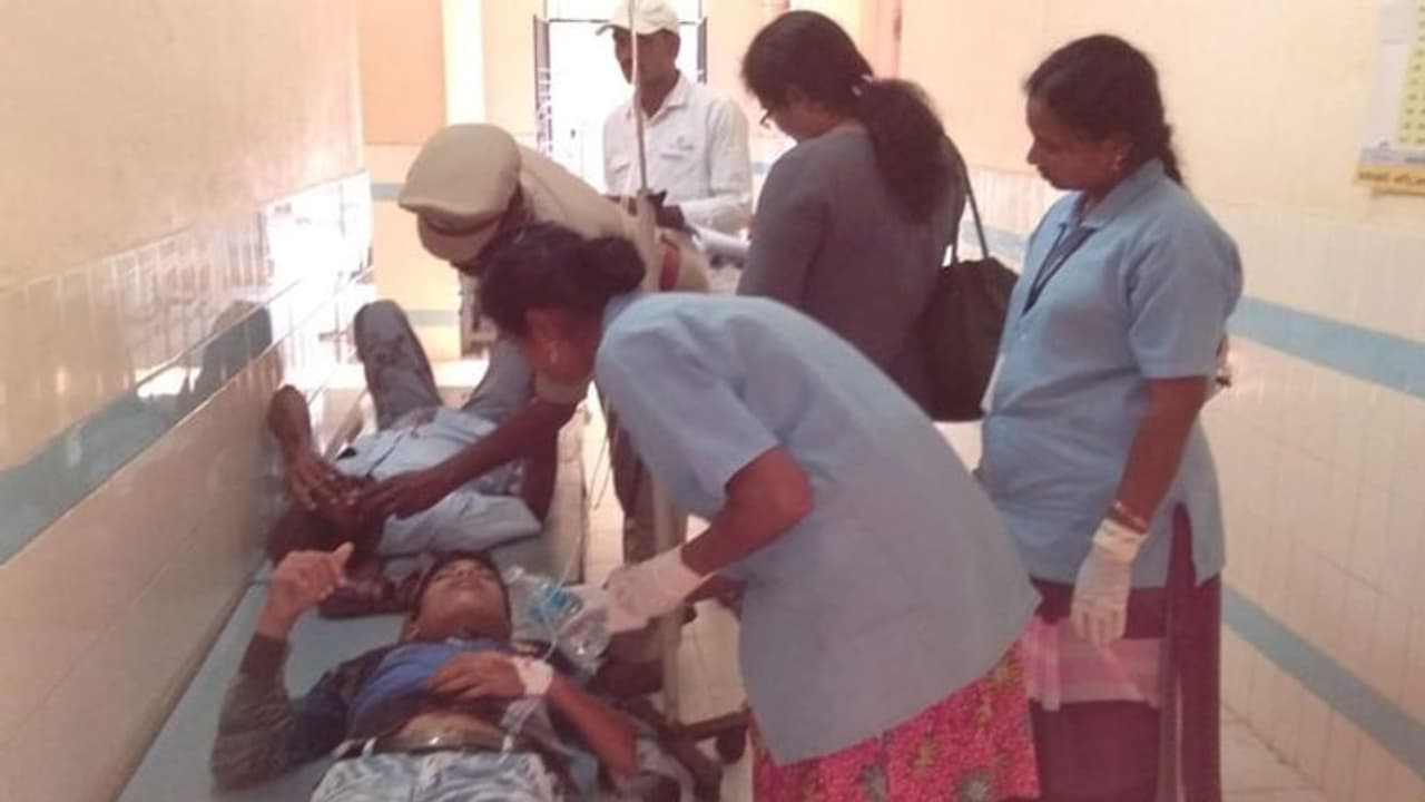 చేబ్రోలులో ఆటోను ఢీకొన్న టిప్పర్, ఎనిమిది మంది మృతి చేబ్రోలులో ఆటోను ఢీకొన్న టిప్పర్, ఎనిమిది మంది మృతి