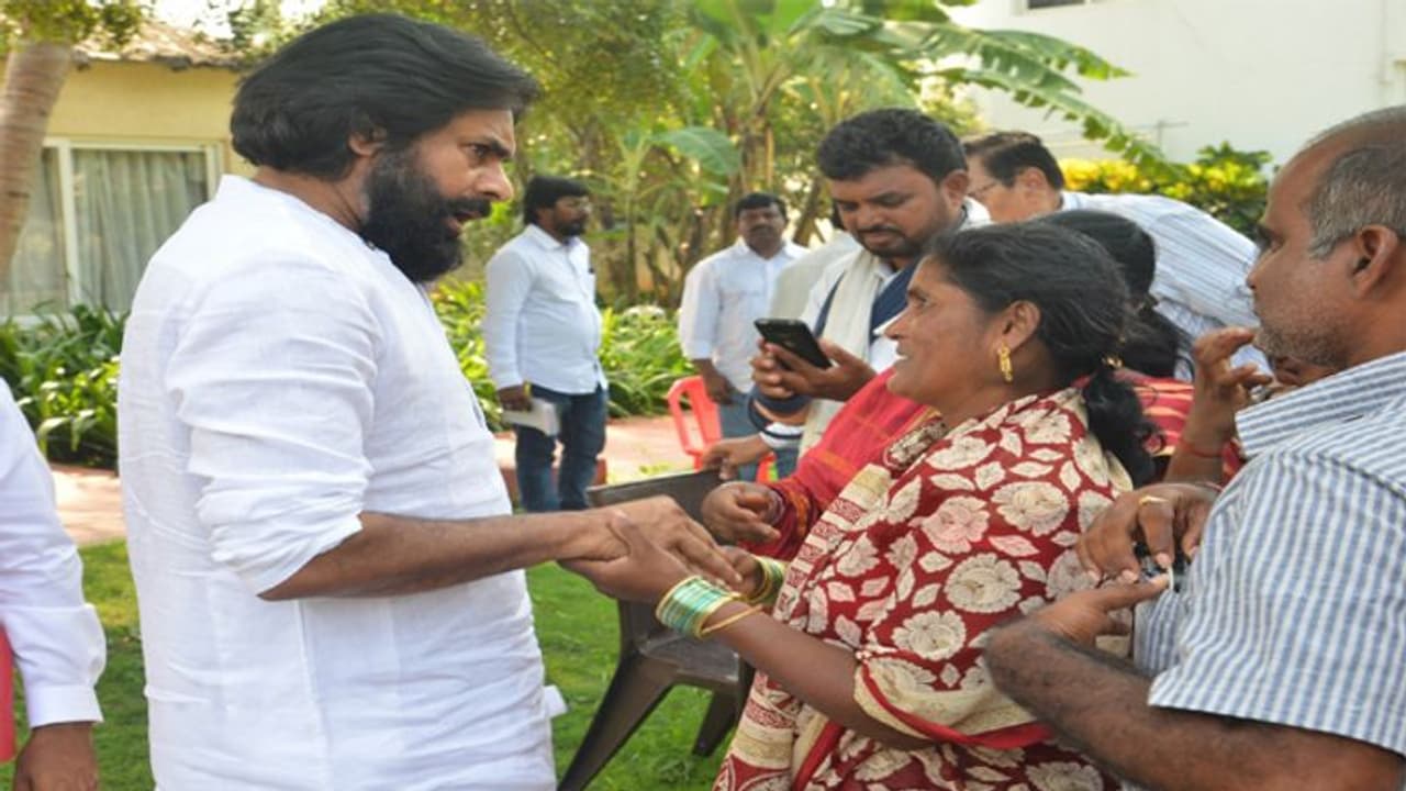 వంద శాతం రుణాల మాఫీ... రైతులకి పదేళ్లు పరిహార భృతి: పవన్ కళ్యాణ్ వంద శాతం రుణాల మాఫీ... రైతులకి పదేళ్లు పరిహార భృతి: పవన్ కళ్యాణ్