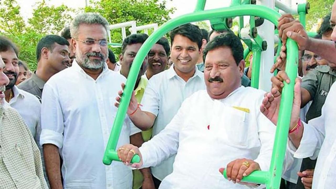 కాకినాడ టీడీపీలో ఆధిపత్య పోరు: డిప్యూటీ సీఎంతో ఢీ అంటున్న ఎమ్మెల్యే