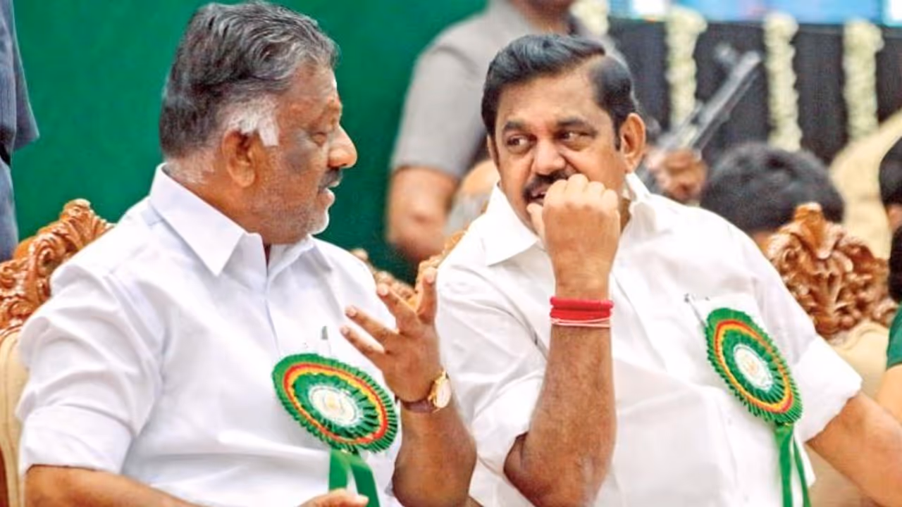 பன்னீர்செல்வம் என்னை அசிங்கப்படுத்துறார்! முதல்வரிடம் கொதித்த அமைச்சர்..!! பன்னீர்செல்வம் என்னை அசிங்கப்படுத்துறார்! முதல்வரிடம் கொதித்த அமைச்சர்..!!