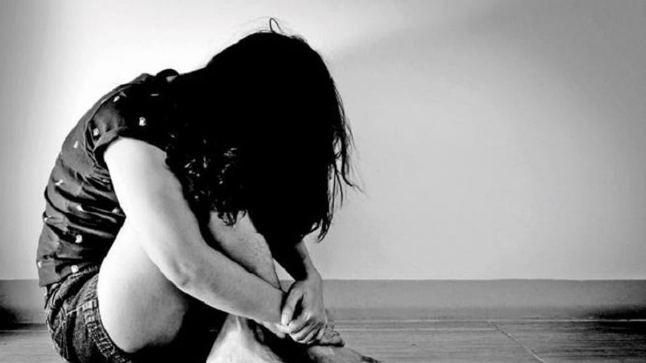 బైక్ పై వెంబడించి మరీ.. భార్యపై పెట్రోల్ పోసి..