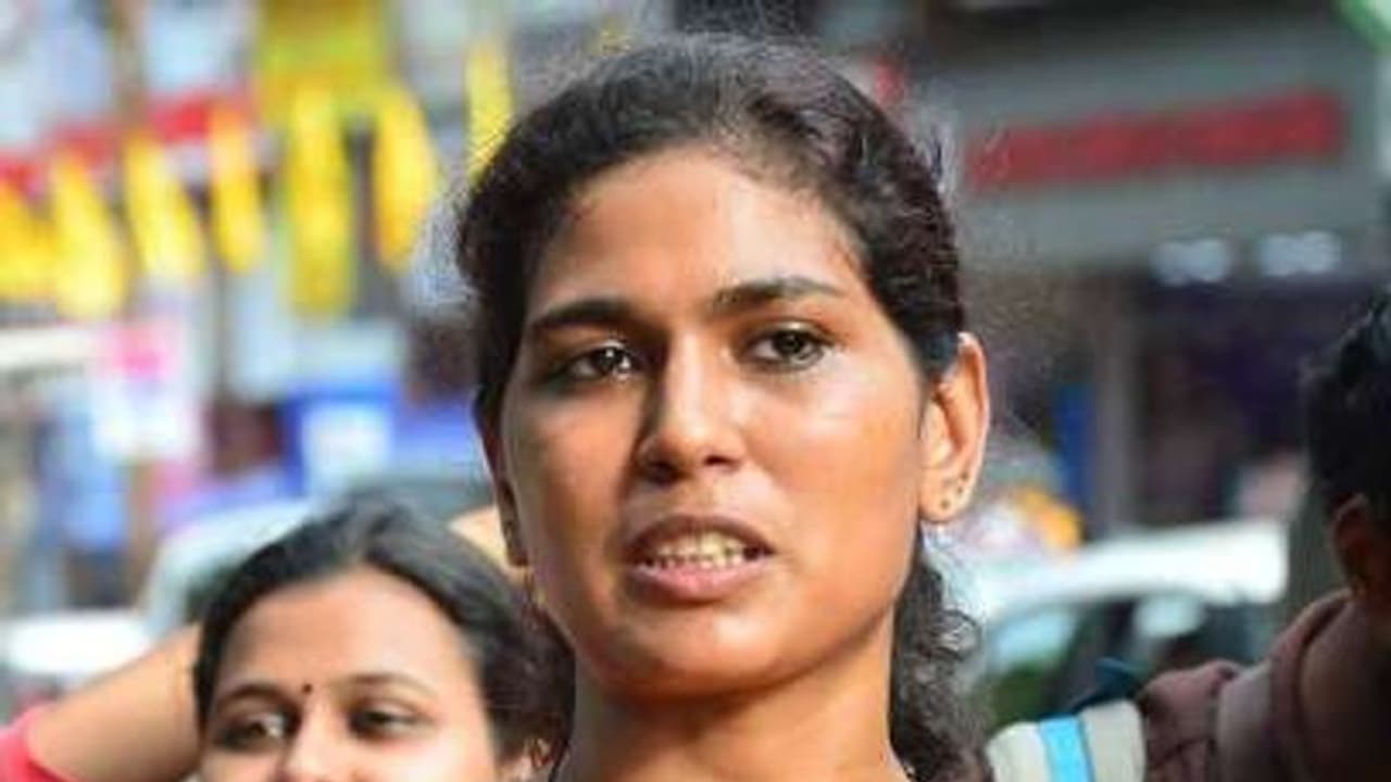 രഹന ഫാത്തിമയെ ബിഎസ്എൻഎൽ ജോലിയിൽ നിന്നും പുറത്താക്കി രഹന ഫാത്തിമയെ ബിഎസ്എൻഎൽ ജോലിയിൽ നിന്നും പുറത്താക്കി