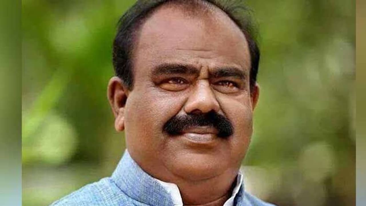 ఎన్నికల ప్రచారంలో పాడె మోసిన స్పీకర్ మధుసూదనాచారి ఎన్నికల ప్రచారంలో పాడె మోసిన స్పీకర్ మధుసూదనాచారి