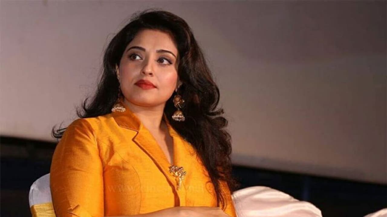 ఆ డైరెక్టర్ ని చెప్పుతో కొట్టా.. పవన్ ఐటెం గర్ల్!