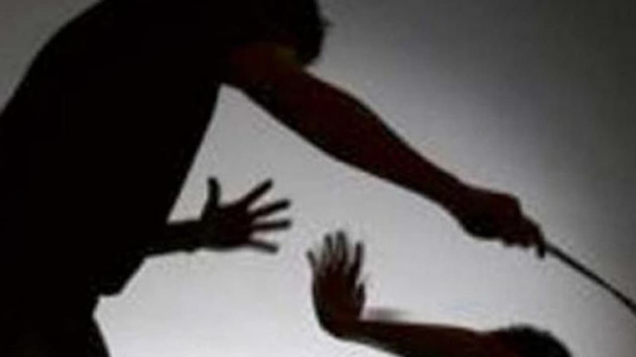 కారణమిదే: తల్లీ, కూతుళ్లను బట్టలిప్పి చితకబాదిన పోలీసులు కారణమిదే: తల్లీ, కూతుళ్లను బట్టలిప్పి చితకబాదిన పోలీసులు