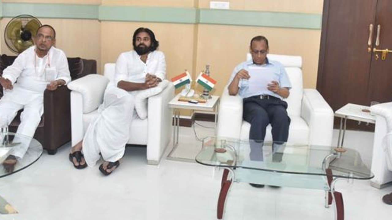 గవర్నర్ ను కలిసిన పవన్ కళ్యాణ్, ఎందుకంటే....