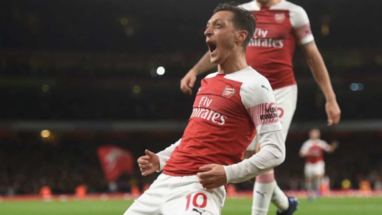Premier League: Mesut Ozil dazzles as Arsenal down Leicester 3 1 for 10th win in a row
