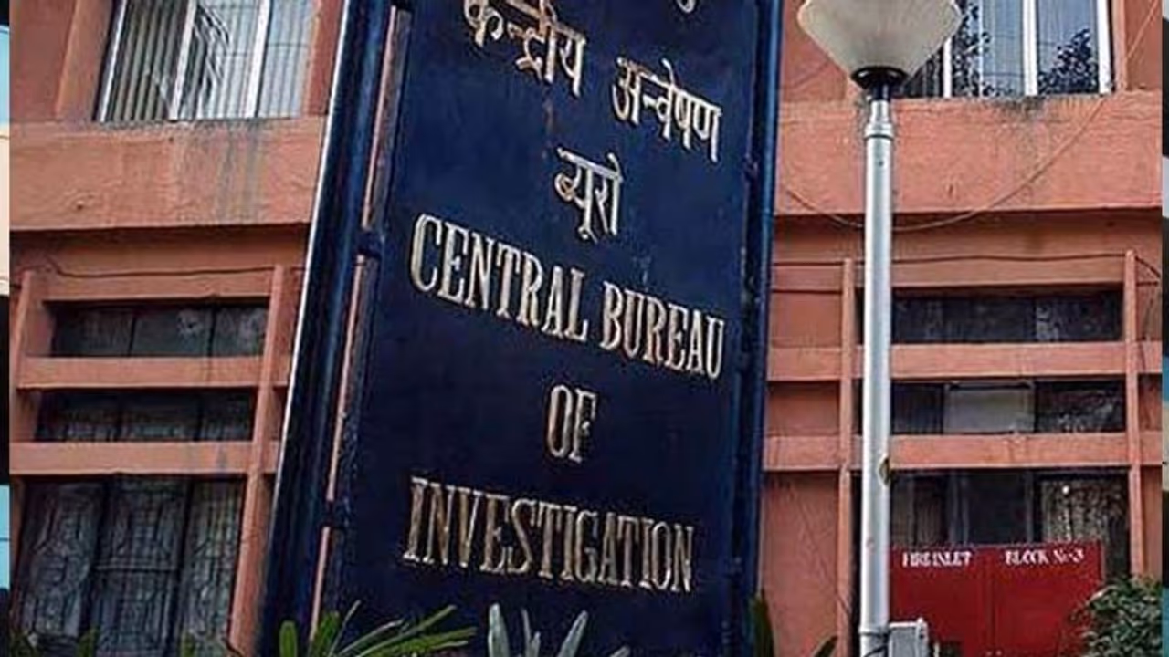 దేశచరిత్రలోనే తొలిసారిగా.. ఢిల్లీలోని సీబీఐ హెడ్క్వార్టర్స్లో సోదాలు దేశచరిత్రలోనే తొలిసారిగా.. ఢిల్లీలోని సీబీఐ హెడ్క్వార్టర్స్లో సోదాలు