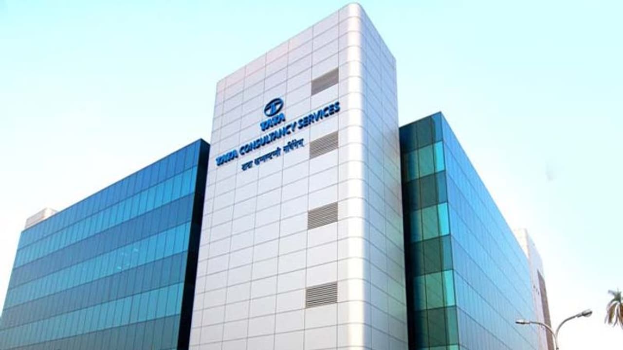 హెచ్ 1 బీ వీసాల్లో ది బెస్ట్ టీసీఎస్: యర్నెస్ట్& యంగ్ ఫస్ట్ హెచ్ 1 బీ వీసాల్లో ది బెస్ట్ టీసీఎస్: యర్నెస్ట్& యంగ్ ఫస్ట్