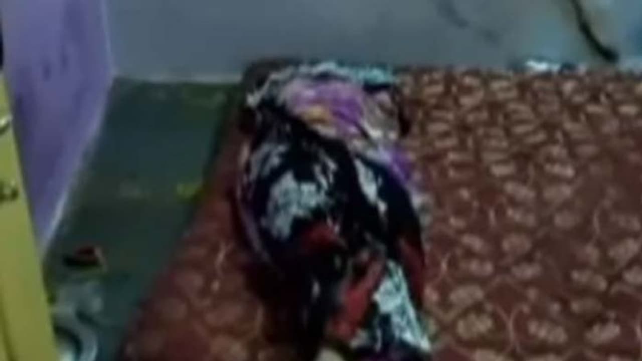 మరో వ్యక్తితో సహజీవనం: కాళ్లు కట్టేసి సానియాను దగ్దం చేసిన సల్మాన్ మరో వ్యక్తితో సహజీవనం: కాళ్లు కట్టేసి సానియాను దగ్దం చేసిన సల్మాన్