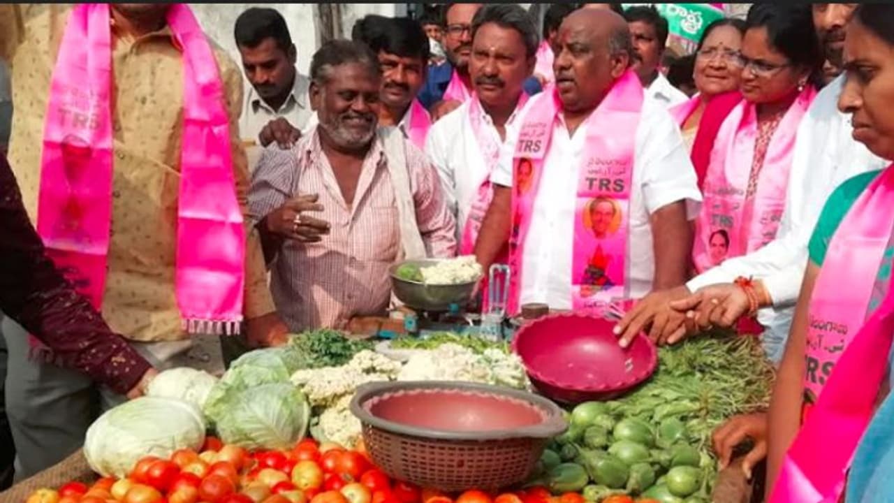 కూరగాయలు అమ్మిన మంత్రి జోగురామన్న కూరగాయలు అమ్మిన మంత్రి జోగురామన్న