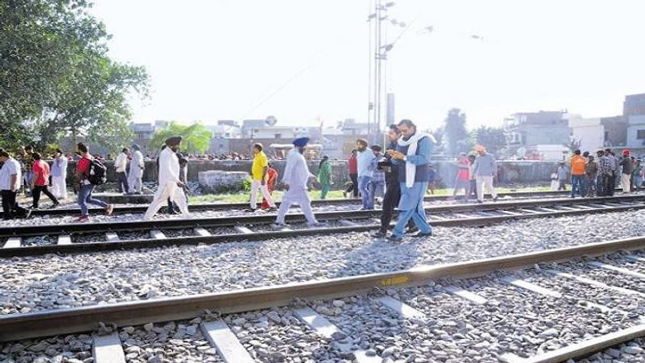 ಮೂವರ ಪ್ರಾಣಕ್ಕೆ ಕುತ್ತುತಂದ ರೈಲ್ವೆ ಹಳಿ ಮೇಲಿನ ಎಣ್ಣೆ ಪಾರ್ಟಿ! ಮೂವರ ಪ್ರಾಣಕ್ಕೆ ಕುತ್ತುತಂದ ರೈಲ್ವೆ ಹಳಿ ಮೇಲಿನ ಎಣ್ಣೆ ಪಾರ್ಟಿ!