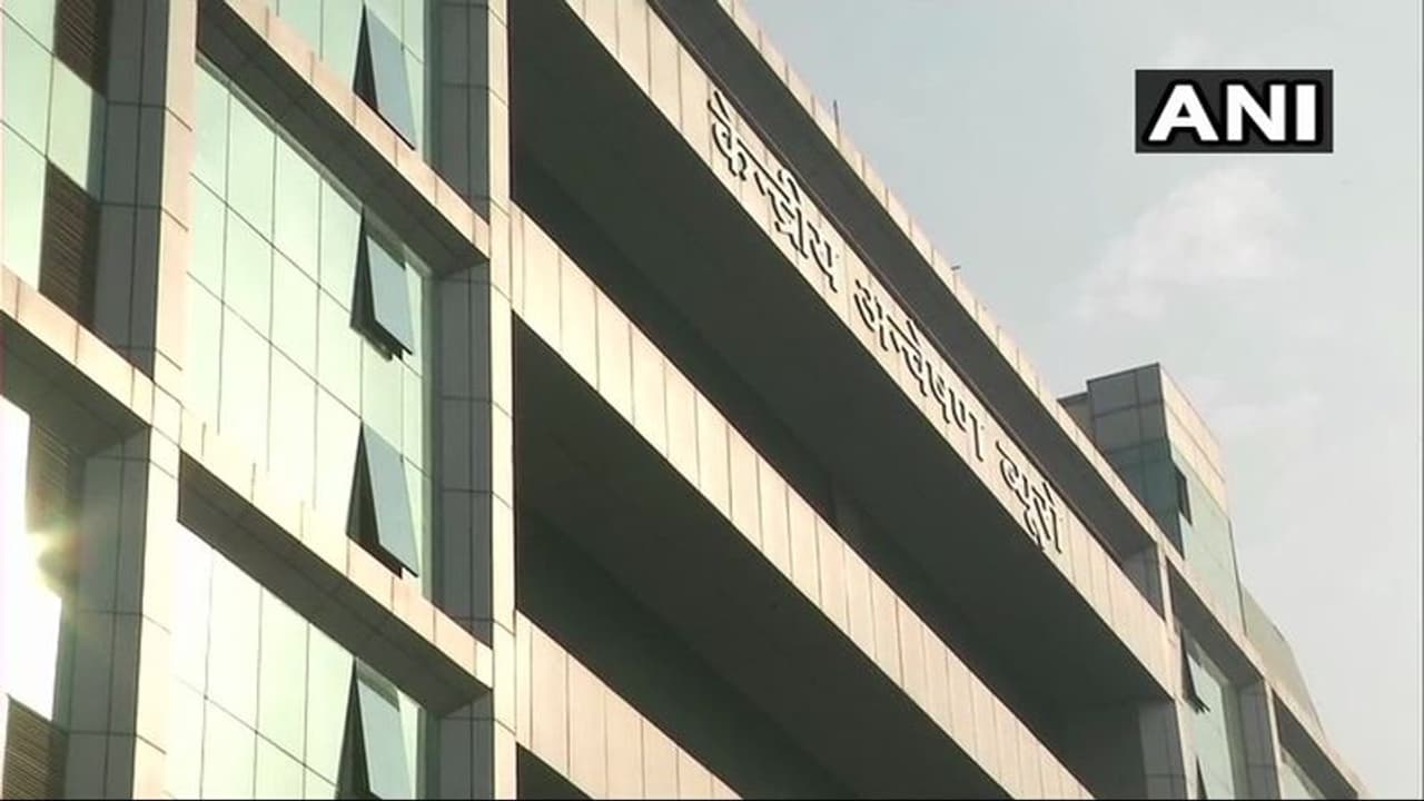 2ఎఎం ఆర్డర్, హైడ్రామా: సిబిఐ చీఫ్, ఆయన డిప్యూటీలపై కొరడా 2ఎఎం ఆర్డర్, హైడ్రామా: సిబిఐ చీఫ్, ఆయన డిప్యూటీలపై కొరడా