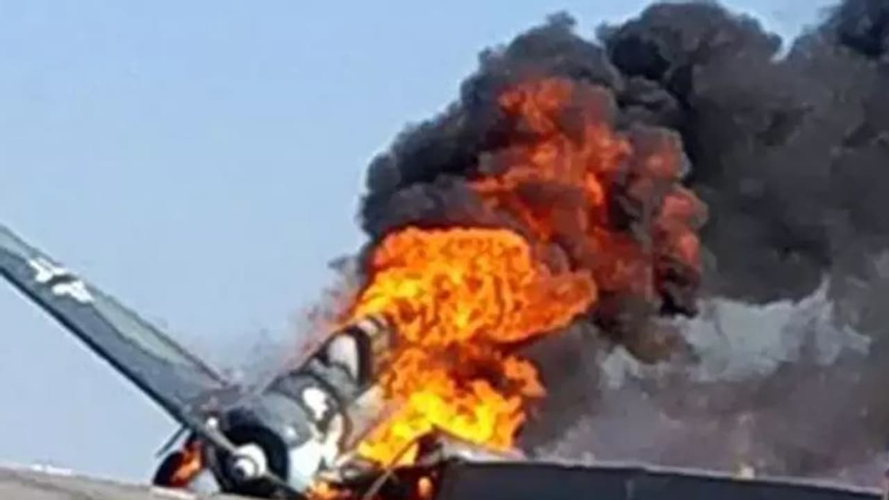 రోడ్డుపైనే కూలిన విమానం రోడ్డుపైనే కూలిన విమానం