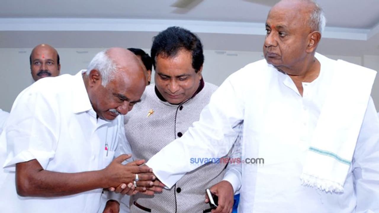 ‘ಅಪ್ಪ ಮಕ್ಕಳ ಜತೆ ಏಗೋಕಾಗ್ದೆ ವಿಶ್ವನಾಥ್ ರಾಜೀನಾಮೆ ಕೊಟ್ರು’ ‘ಅಪ್ಪ ಮಕ್ಕಳ ಜತೆ ಏಗೋಕಾಗ್ದೆ ವಿಶ್ವನಾಥ್ ರಾಜೀನಾಮೆ ಕೊಟ್ರು’