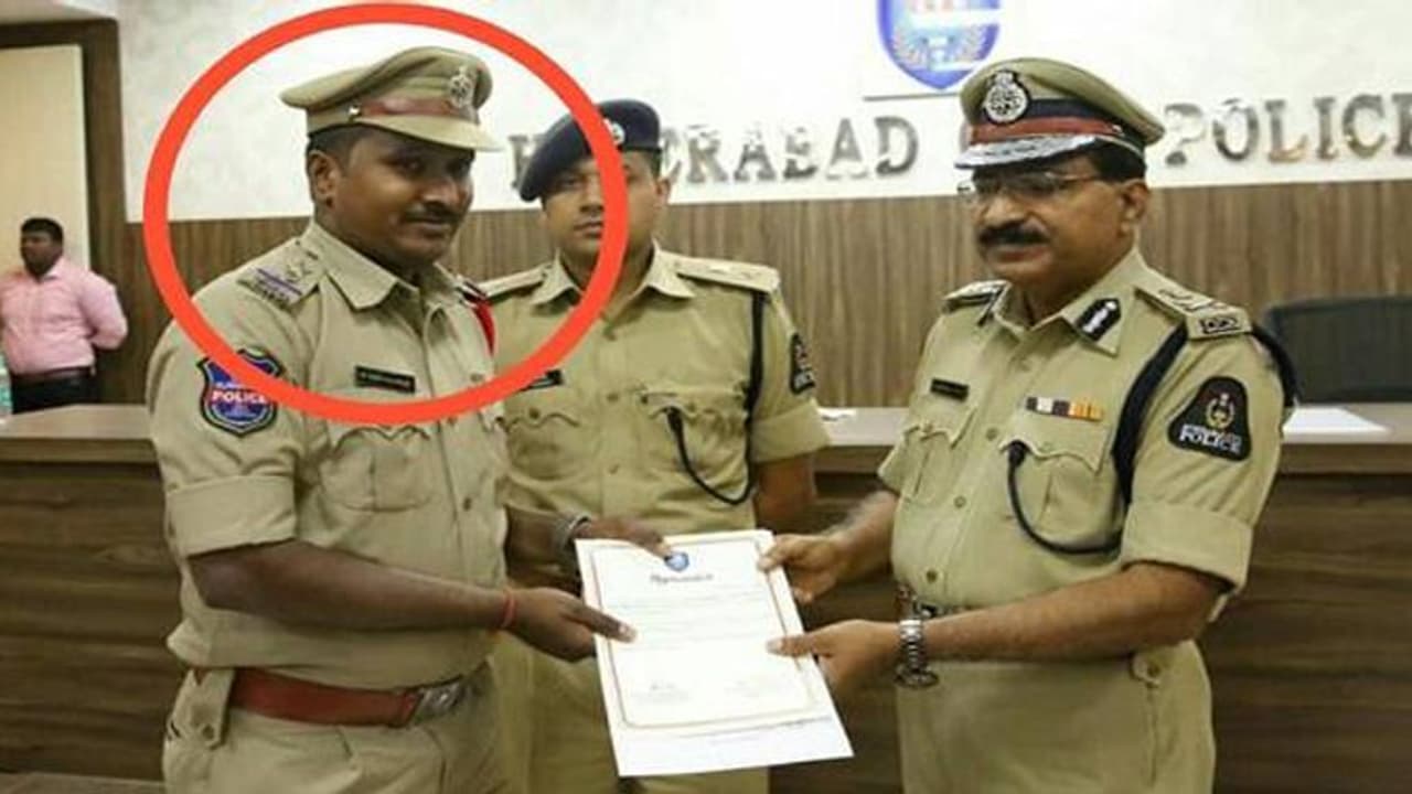 అప్పుడు అవార్డు తీసుకున్న ఎస్ఐ.. లంచం తీసుకుంటూ చిక్కాడు అప్పుడు అవార్డు తీసుకున్న ఎస్ఐ.. లంచం తీసుకుంటూ చిక్కాడు