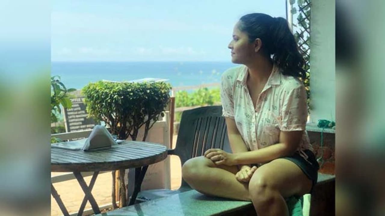 షార్ట్స్ వేసి అనసూయ హాట్..హాట్ గా.. షార్ట్స్ వేసి అనసూయ హాట్..హాట్ గా..