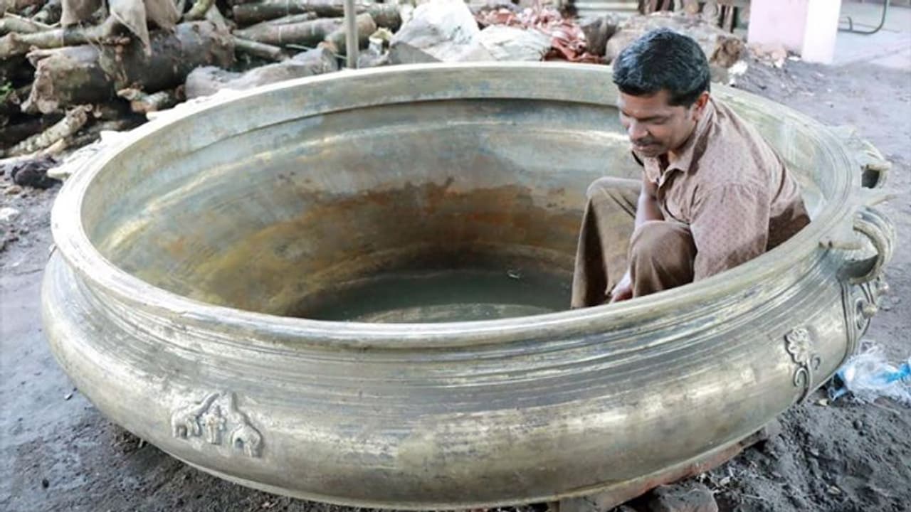 മാന്നാറിന്റെ വെങ്കല പാരമ്പര്യമുയര്ത്തി 1300 കിലോ തൂക്കമുള്ള വാര്പ്പ് മാന്നാറിന്റെ വെങ്കല പാരമ്പര്യമുയര്ത്തി 1300 കിലോ തൂക്കമുള്ള വാര്പ്പ്