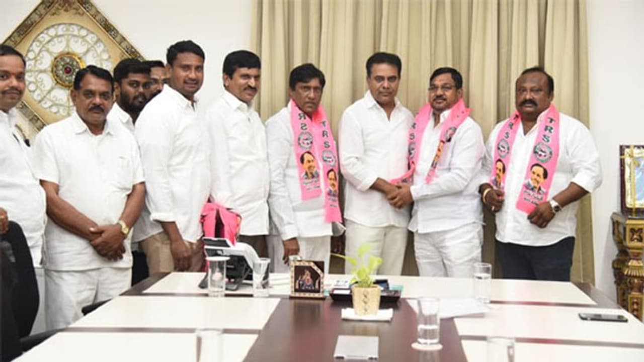 బిజెపికి షాక్.... టీఆర్ఎస్‌‌లో చేరిన కరీంనగర్ జిల్లా అధ్యక్షుడు